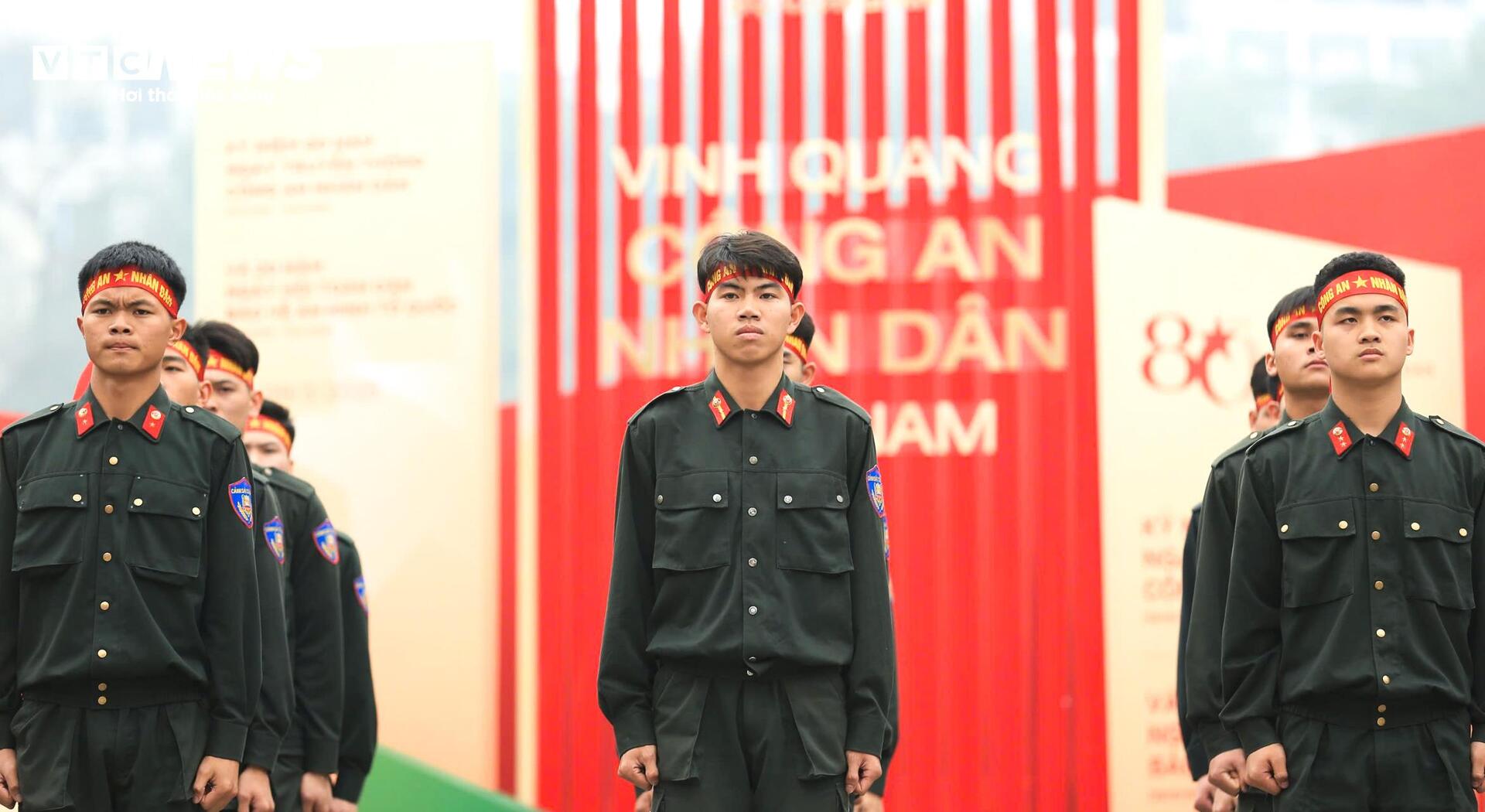 Cảnh s&aacute;t d&ugrave;ng yết hầu uốn cong thanh sắt, đi ch&acirc;n trần tr&ecirc;n thủy tinh - Ảnh 1.