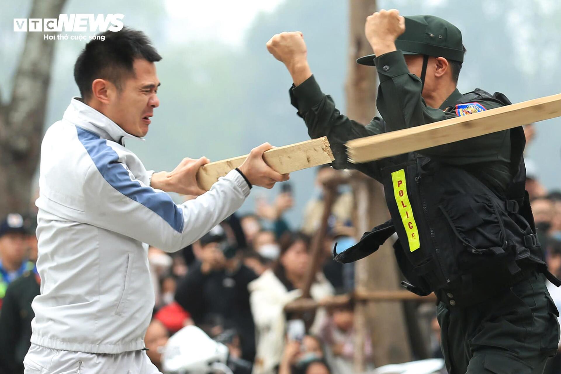 Cảnh s&aacute;t d&ugrave;ng yết hầu uốn cong thanh sắt, đi ch&acirc;n trần tr&ecirc;n thủy tinh - Ảnh 10.