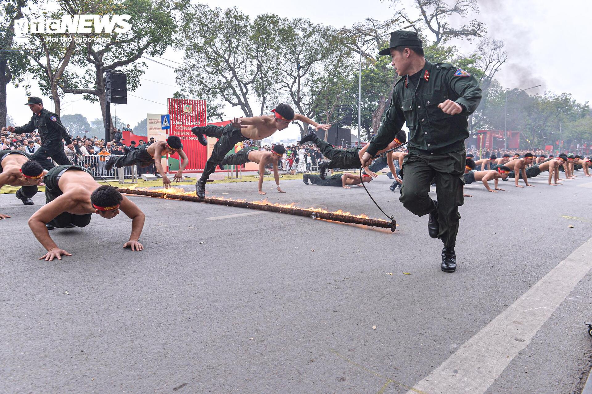 Cảnh s&aacute;t d&ugrave;ng yết hầu uốn cong thanh sắt, đi ch&acirc;n trần tr&ecirc;n thủy tinh - Ảnh 9.