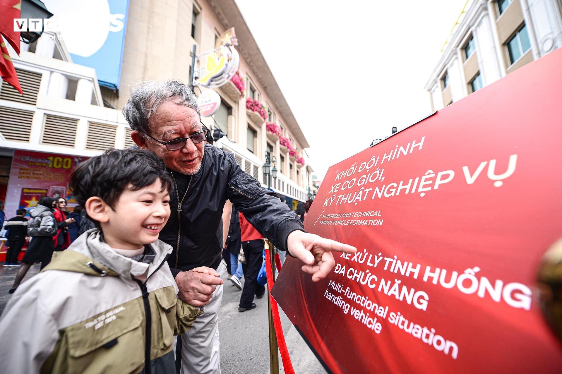 Ngắm kh&iacute; t&agrave;i tối t&acirc;n v&agrave; xe bọc th&eacute;p tại Hồ Gươm - Ảnh 11.