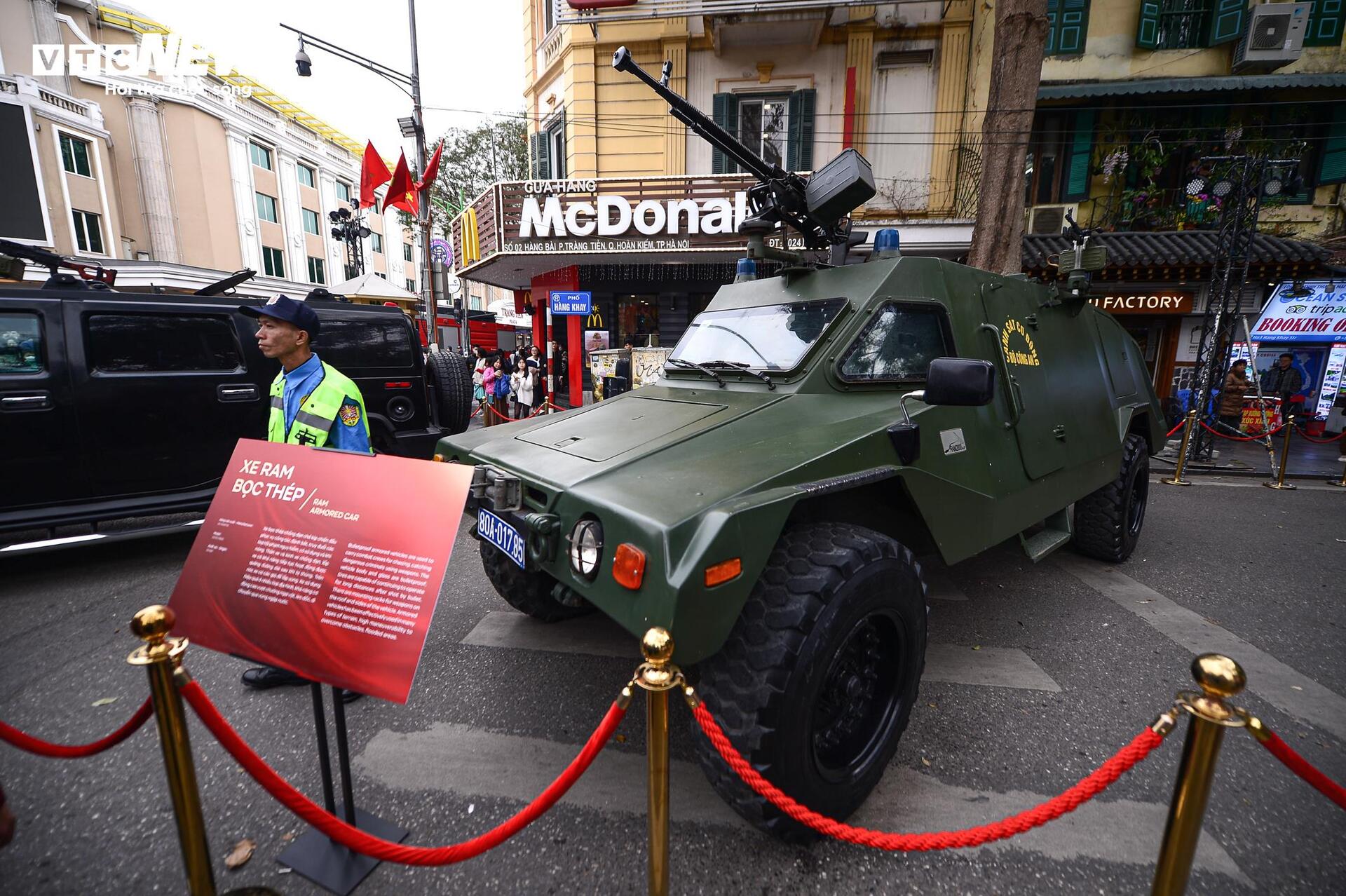 Ngắm kh&iacute; t&agrave;i tối t&acirc;n v&agrave; xe bọc th&eacute;p tại Hồ Gươm - Ảnh 9.