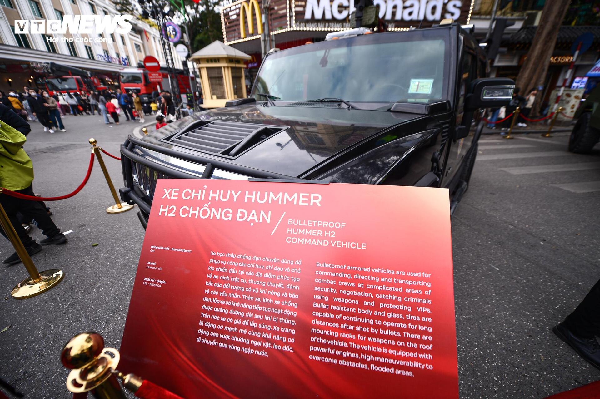 Ngắm kh&iacute; t&agrave;i tối t&acirc;n v&agrave; xe bọc th&eacute;p tại Hồ Gươm - Ảnh 10.