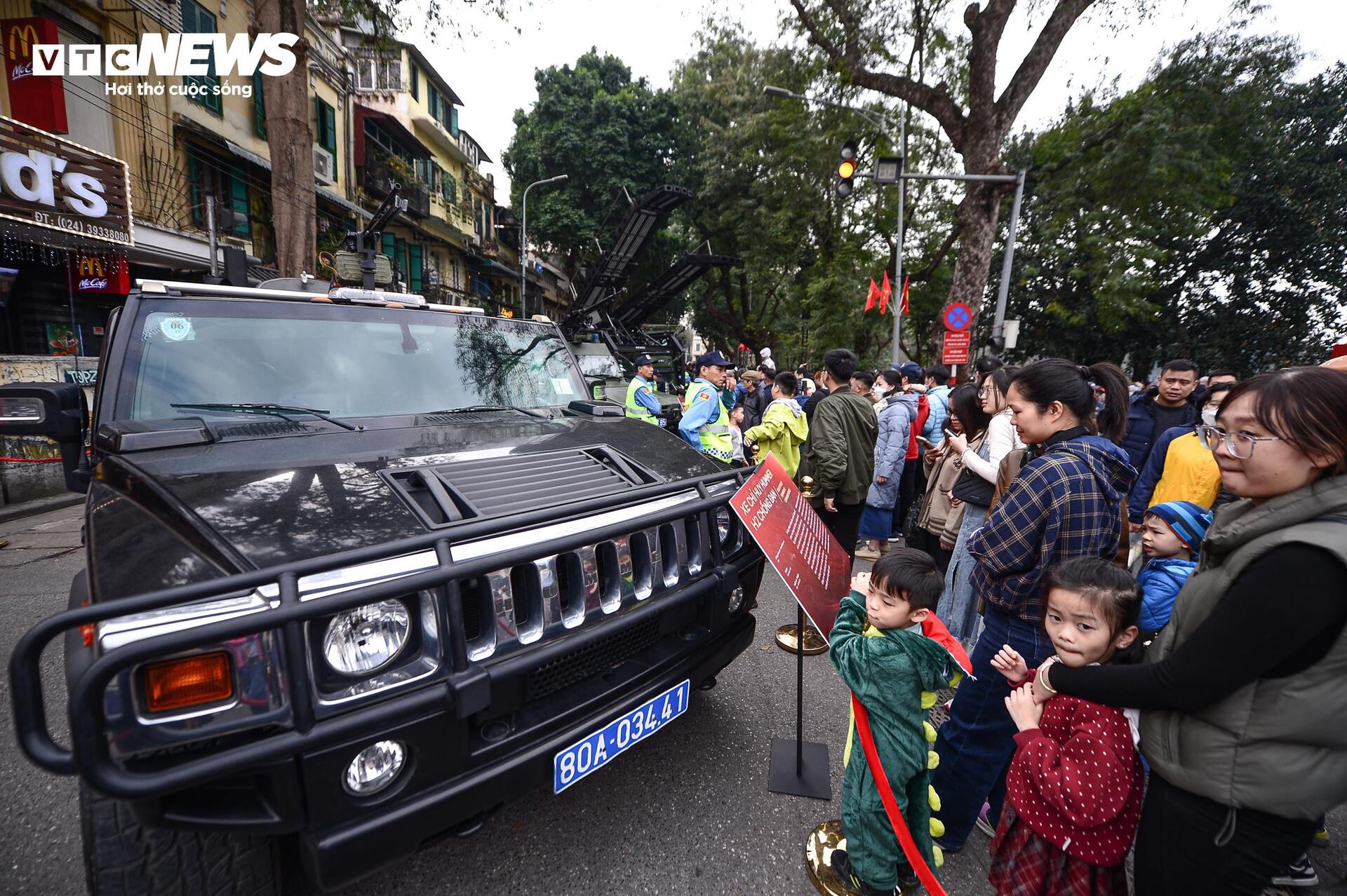 Ngắm kh&iacute; t&agrave;i tối t&acirc;n v&agrave; xe bọc th&eacute;p tại Hồ Gươm - Ảnh 1.