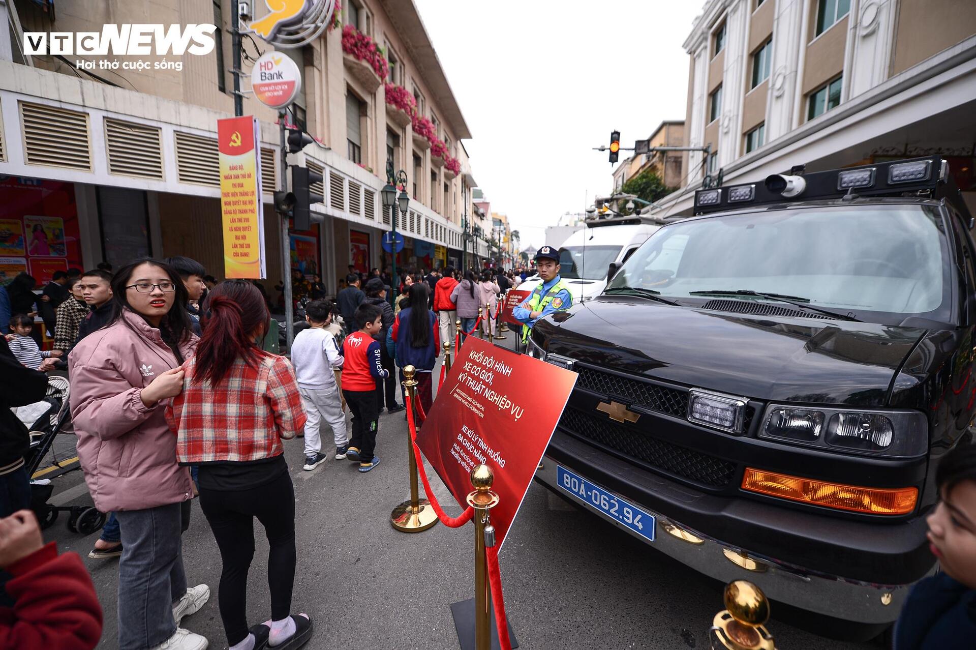 Ngắm kh&iacute; t&agrave;i tối t&acirc;n v&agrave; xe bọc th&eacute;p tại Hồ Gươm - Ảnh 3.