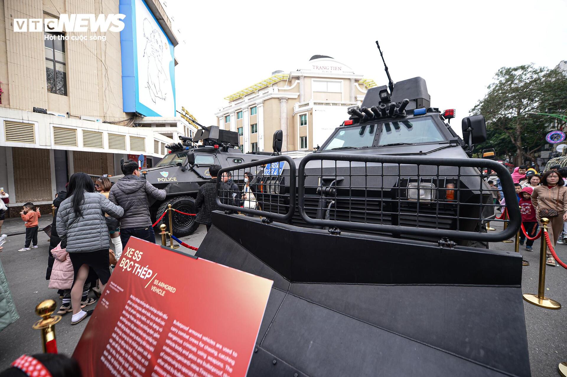 Ngắm kh&iacute; t&agrave;i tối t&acirc;n v&agrave; xe bọc th&eacute;p tại Hồ Gươm - Ảnh 8.