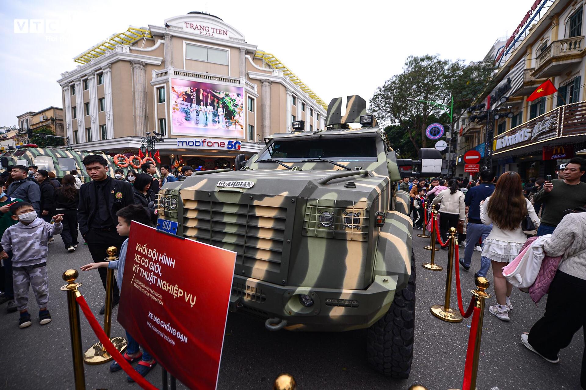 Ngắm kh&iacute; t&agrave;i tối t&acirc;n v&agrave; xe bọc th&eacute;p tại Hồ Gươm - Ảnh 15.