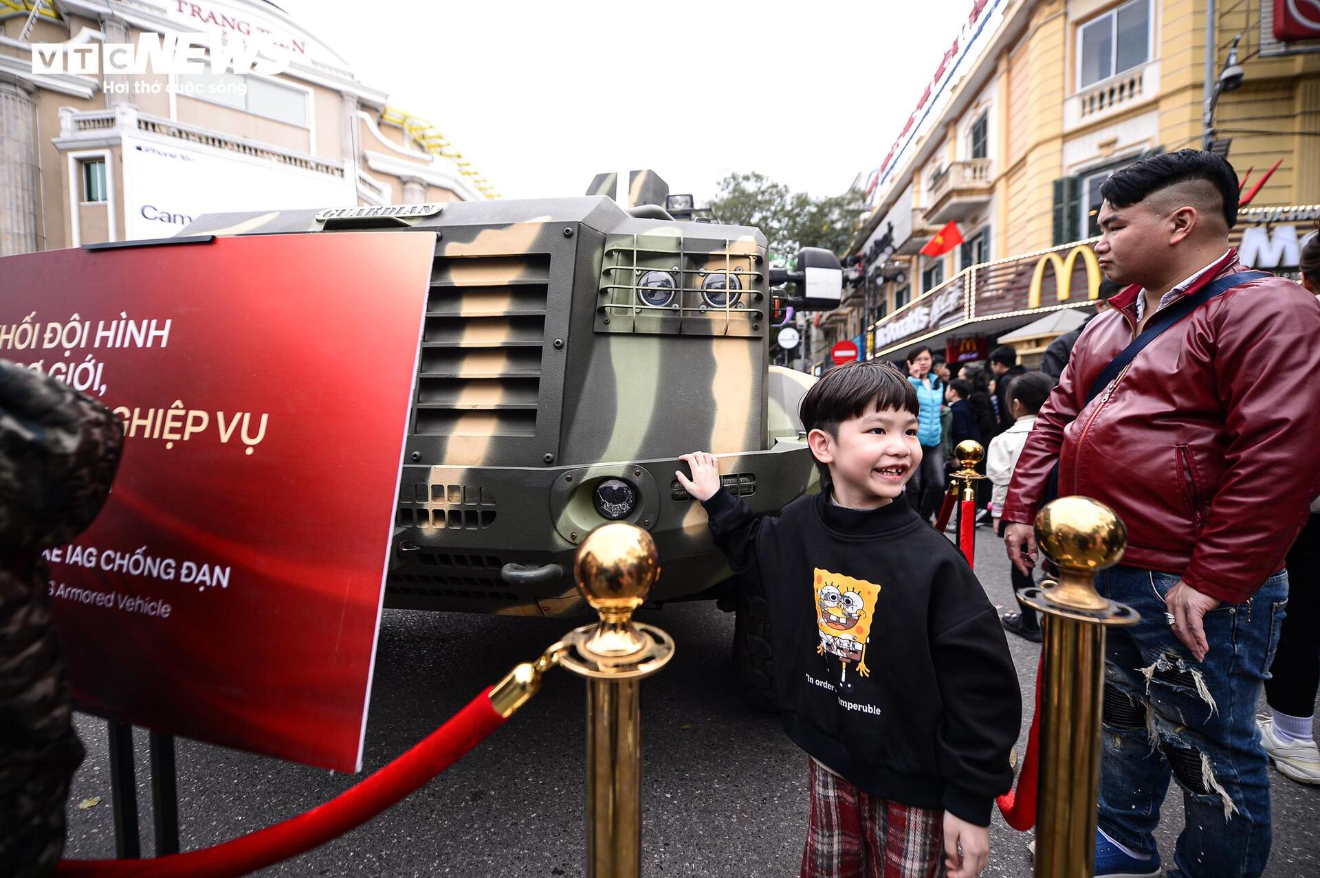 Ngắm kh&iacute; t&agrave;i tối t&acirc;n v&agrave; xe bọc th&eacute;p tại Hồ Gươm - Ảnh 13.