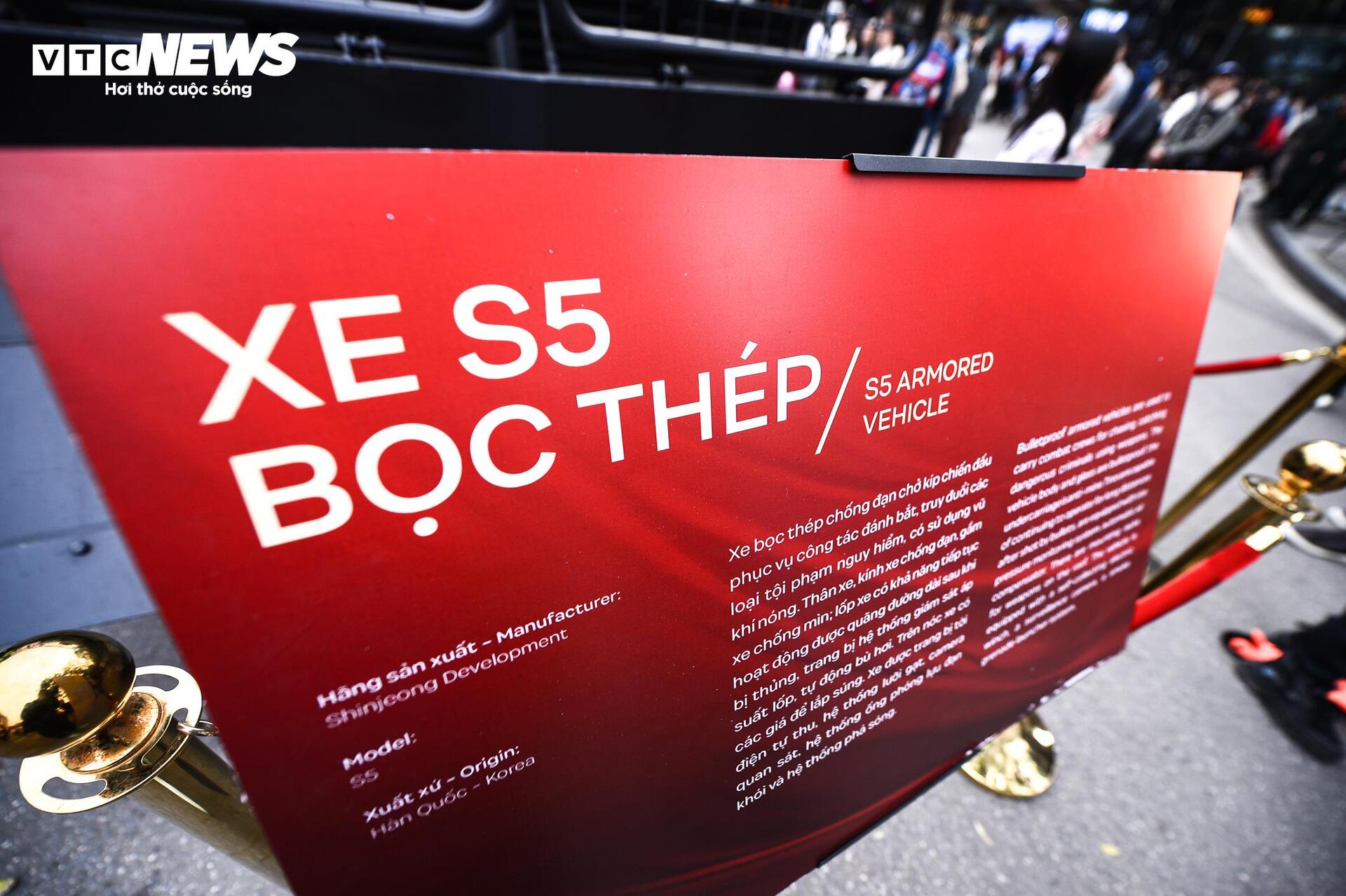 Ngắm kh&iacute; t&agrave;i tối t&acirc;n v&agrave; xe bọc th&eacute;p tại Hồ Gươm - Ảnh 7.