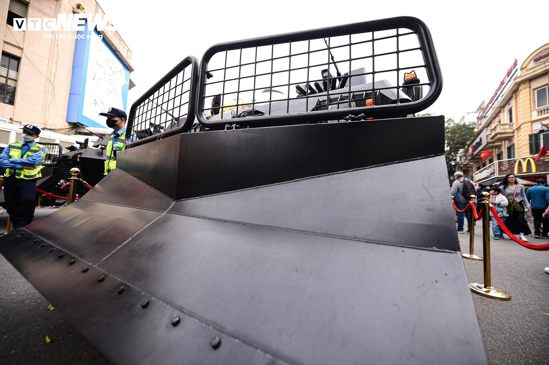 Ngắm kh&iacute; t&agrave;i tối t&acirc;n v&agrave; xe bọc th&eacute;p tại Hồ Gươm - Ảnh 6.