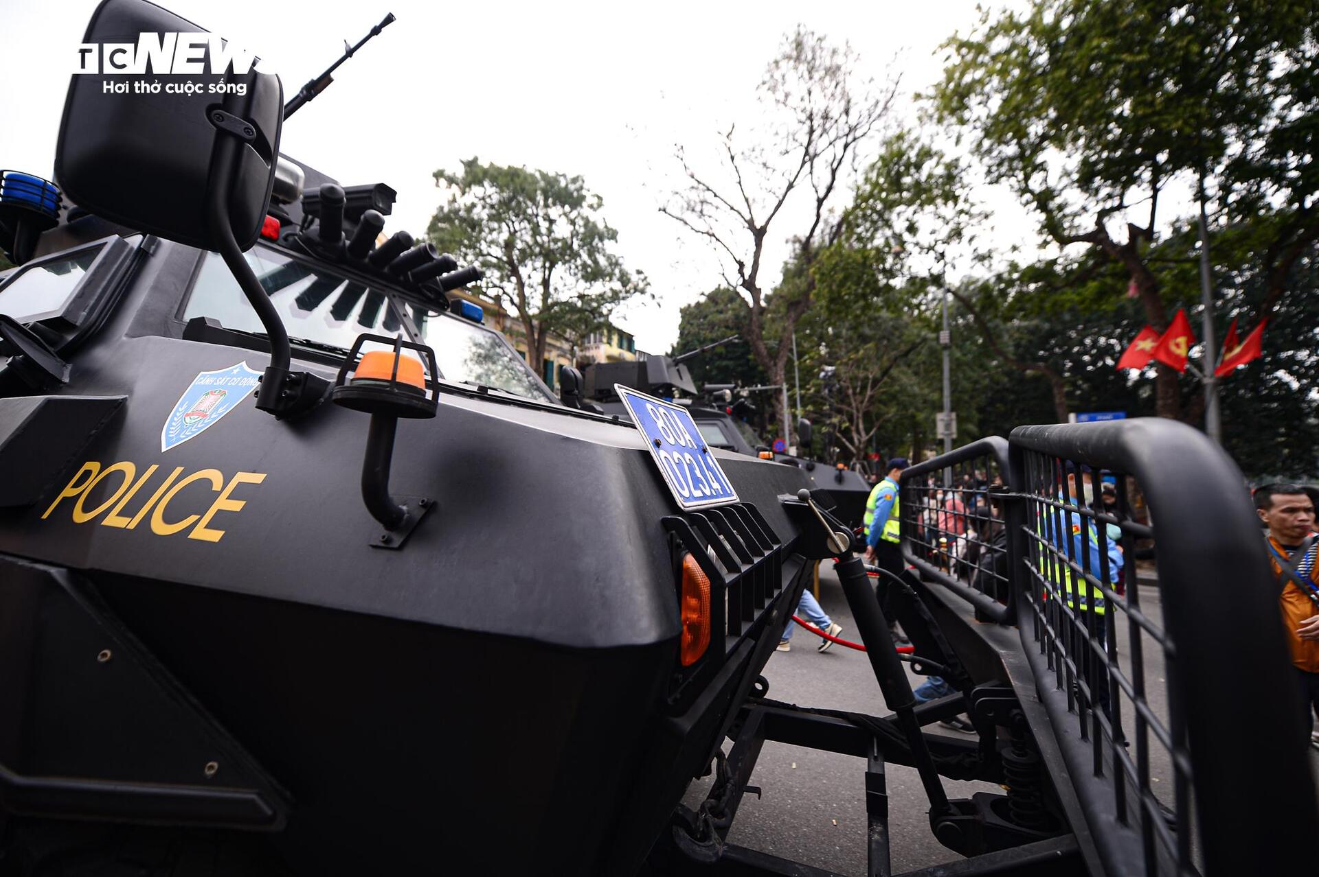 Ngắm kh&iacute; t&agrave;i tối t&acirc;n v&agrave; xe bọc th&eacute;p tại Hồ Gươm - Ảnh 5.