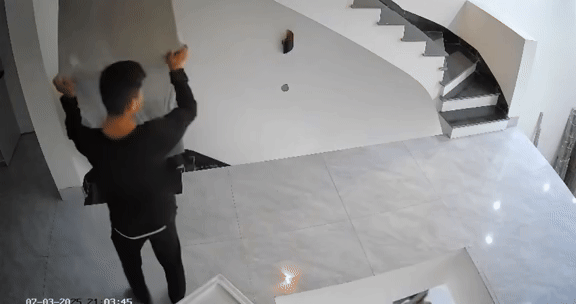 Đang b&ecirc; tủ l&ecirc;n tầng anh thợ bất ngờ ng&atilde; v&agrave;o lỗ hổng khiến mọi người th&oacute;t tim - Ảnh 1.