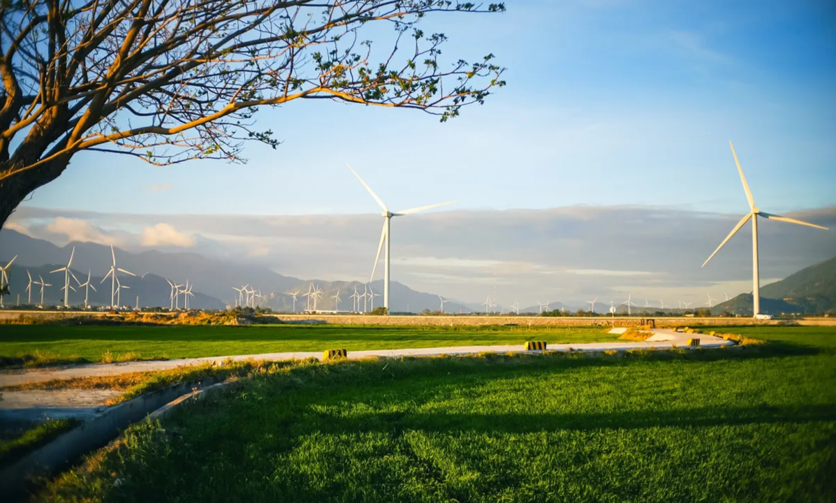 Cánh đồng điện gió ở Ninh Thuận có gì mà hút khách đến thế? - Ảnh 1. Cánh đồng điện gió ở Ninh Thuận có gì mà hút khách đến thế? - Ảnh 1.