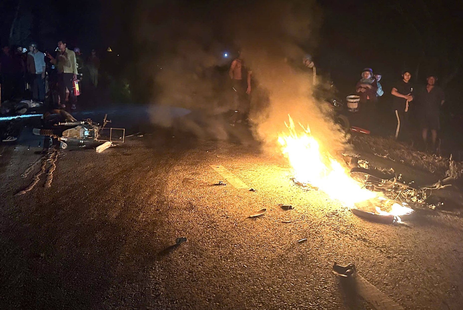 CLIP: Hai xe máy gặp nạn, hai người chết cháy- Ảnh 1. CLIP: Hai xe máy gặp nạn, hai người chết cháy- Ảnh 1.