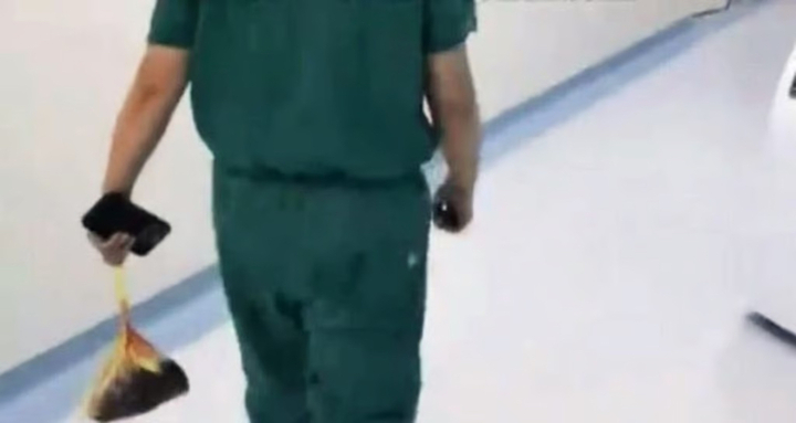 Bác sỹ bị sa thải vì ăn cắp nhau thai của sản phụ - Ảnh 1.