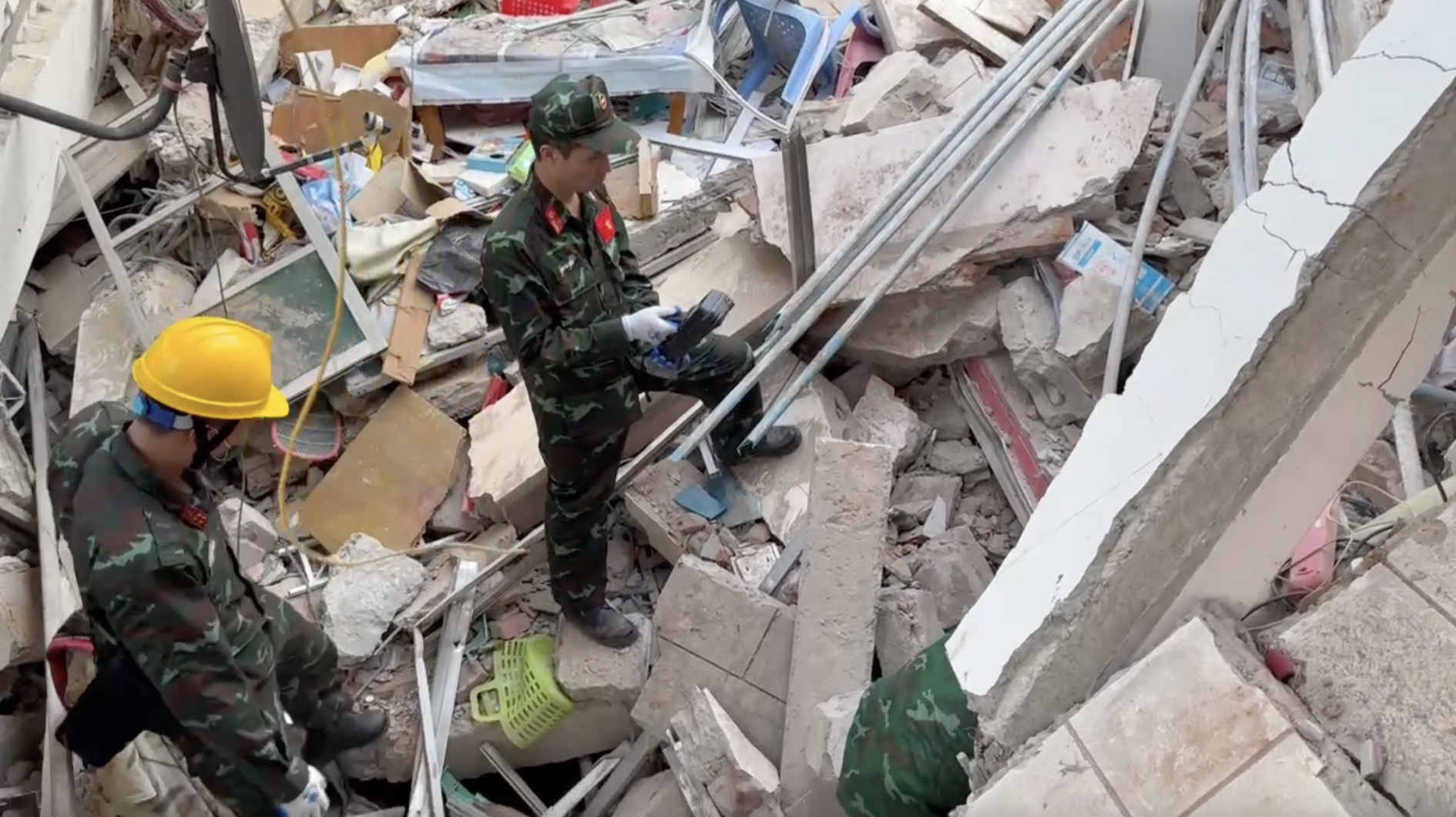 Video: Đội cứu hộ Việt Nam xác định 2 vị trí nghi có nạn nhân động đất tại Myanmar- Ảnh 9.