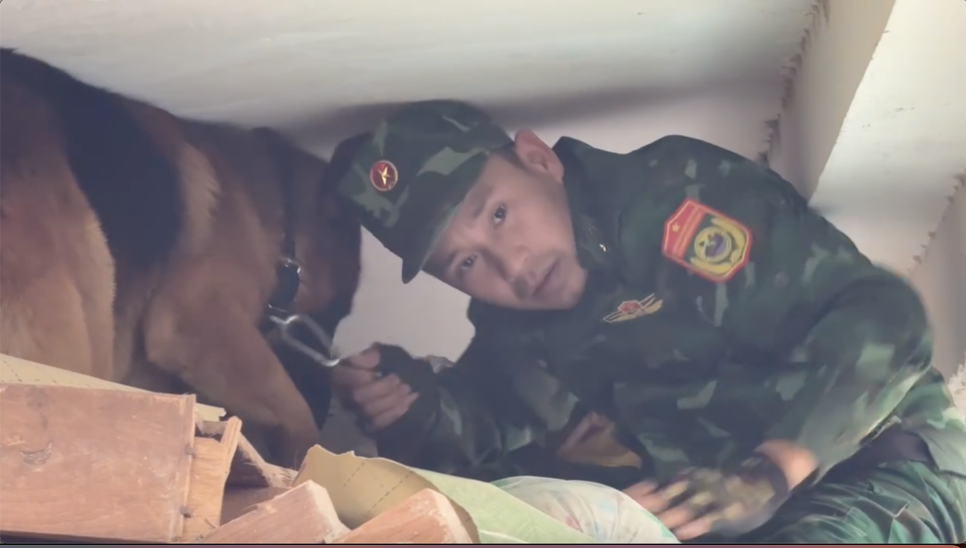 Video: Đội cứu hộ Việt Nam xác định 2 vị trí nghi có nạn nhân động đất tại Myanmar- Ảnh 10.