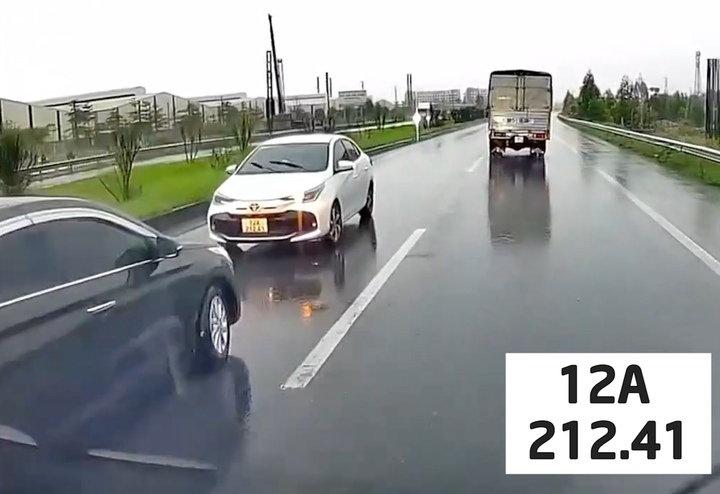 Năm 2025 chạy ngược chiều trên quốc lộ bị phạt bao nhiêu tiền - Ảnh 1.