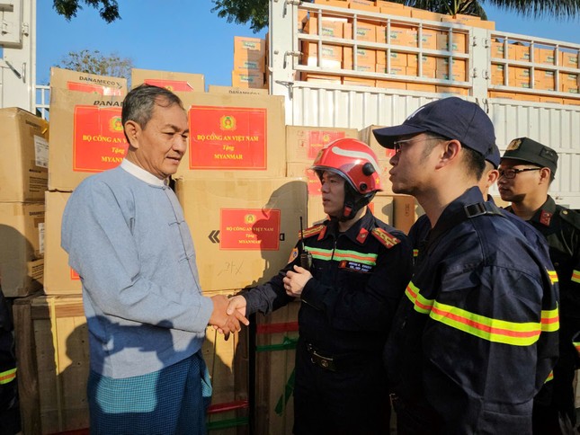 Bộ C&ocirc;ng an Việt Nam trao hơn 3 tấn h&agrave;ng cứu trợ cho động đất Myanmar - Ảnh 1.