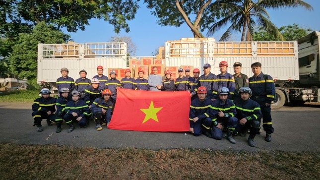 Bộ C&ocirc;ng an Việt Nam trao hơn 3 tấn h&agrave;ng cứu trợ cho động đất Myanmar - Ảnh 2.