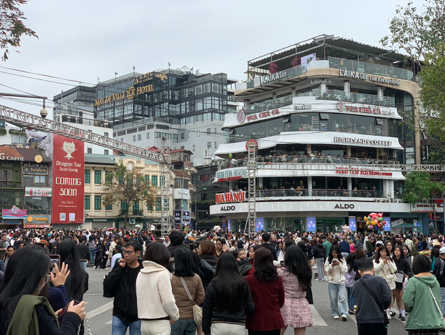 Gần 12h đêm, dân tình kéo đến chụp ảnh Hàm Cá Mập vẫn đông nghịt, nhiều người còn làm cả việc này- Ảnh 7.