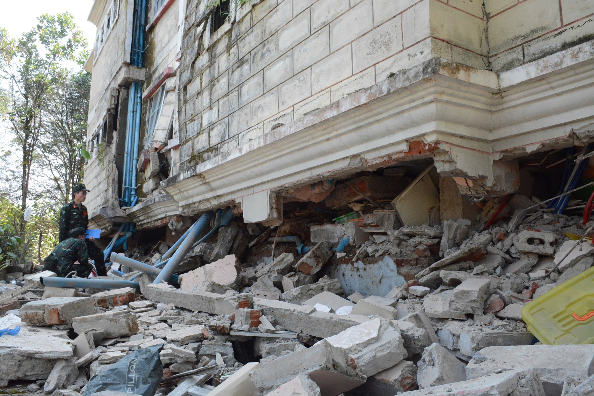 Video: Đội cứu hộ Việt Nam xác định 2 vị trí nghi có nạn nhân động đất tại Myanmar- Ảnh 4.