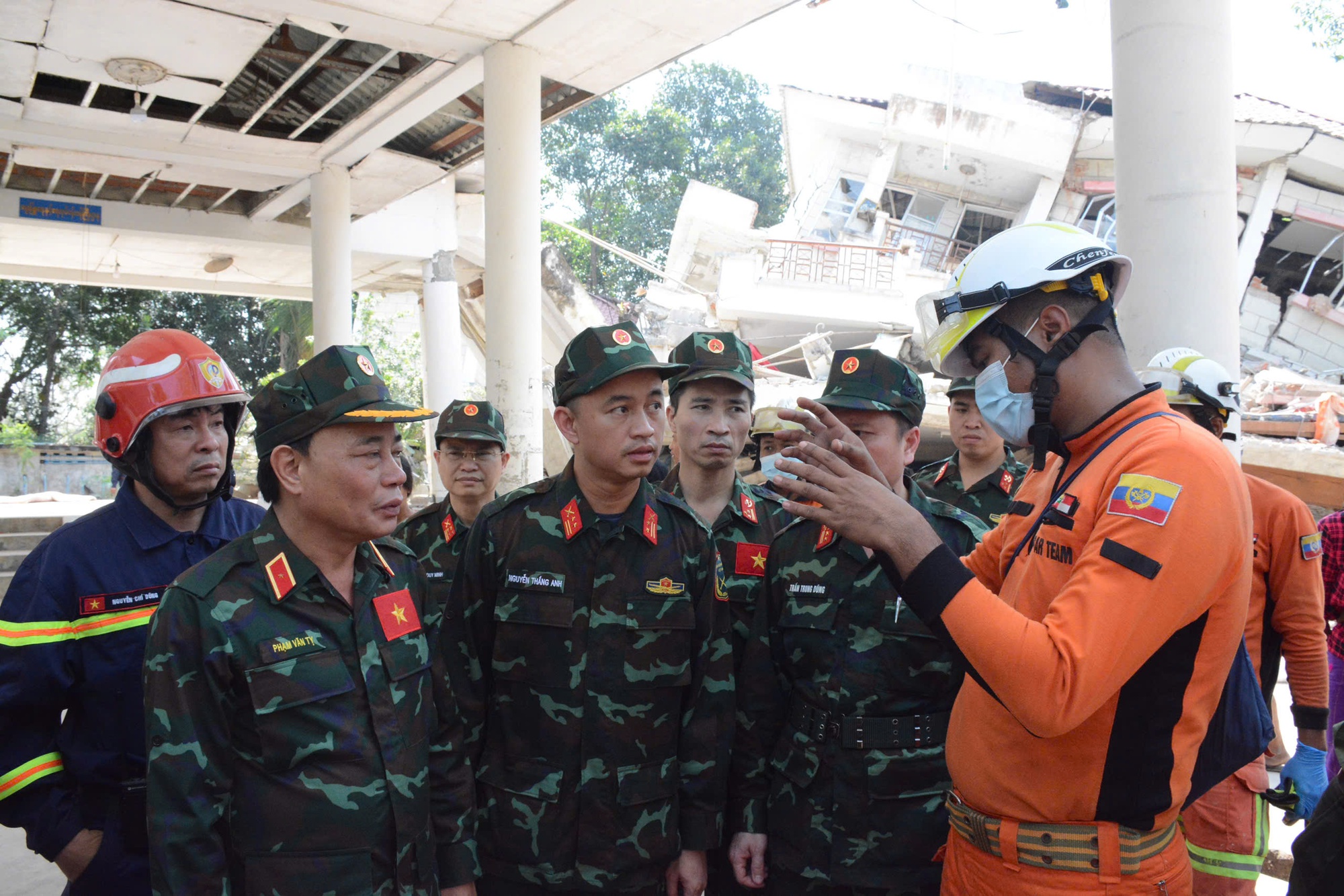 Video: Đội cứu hộ Việt Nam xác định 2 vị trí nghi có nạn nhân động đất tại Myanmar- Ảnh 5.