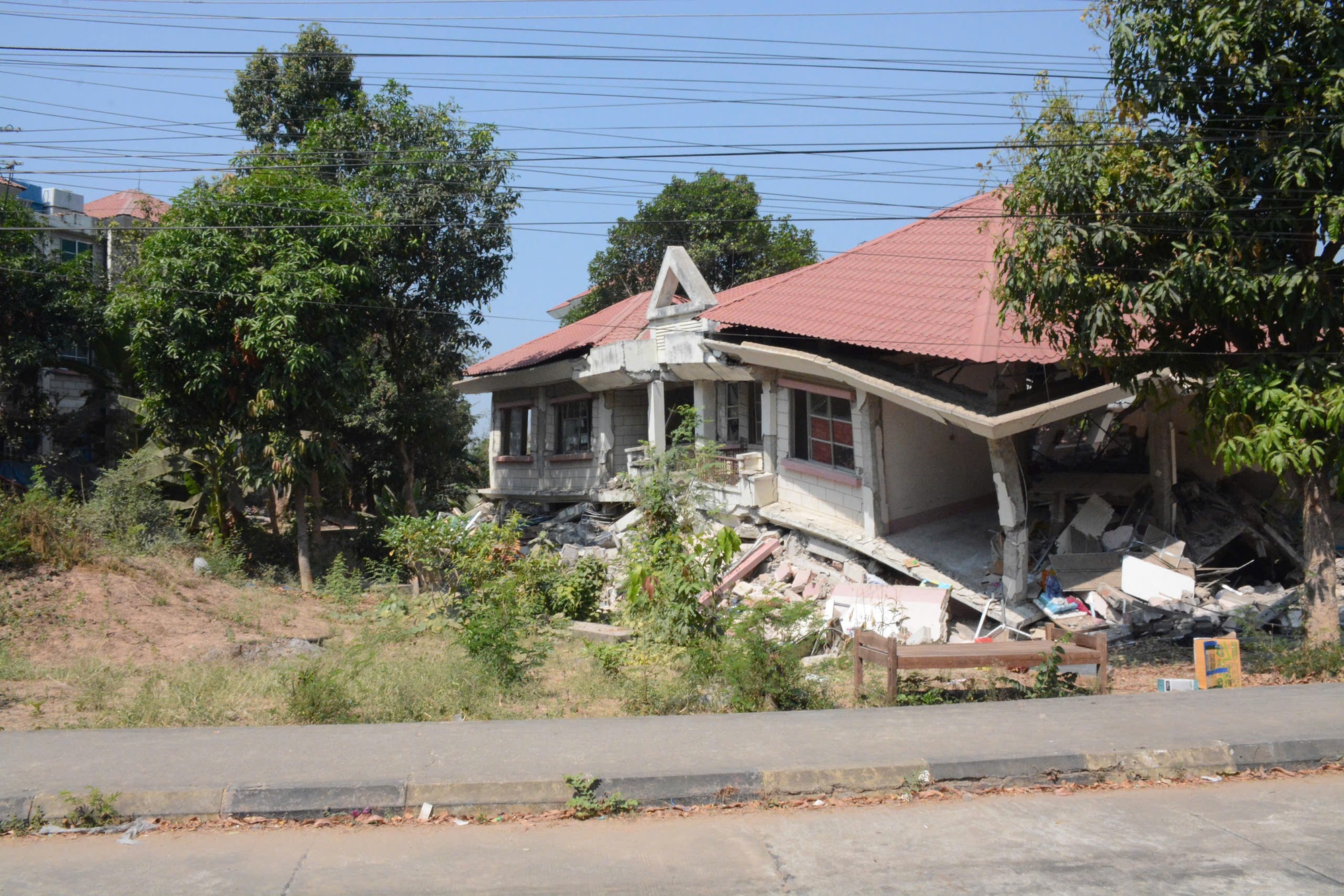 Video: Đội cứu hộ Việt Nam xác định 2 vị trí nghi có nạn nhân động đất tại Myanmar- Ảnh 6.