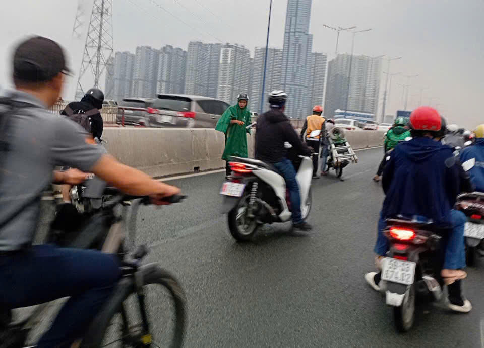 H&agrave;ng chục xe m&aacute;y trượt ng&atilde; tr&ecirc;n cầu S&agrave;i G&ograve;n Sau cơn mưa đầu m&ugrave;a - Ảnh 2.