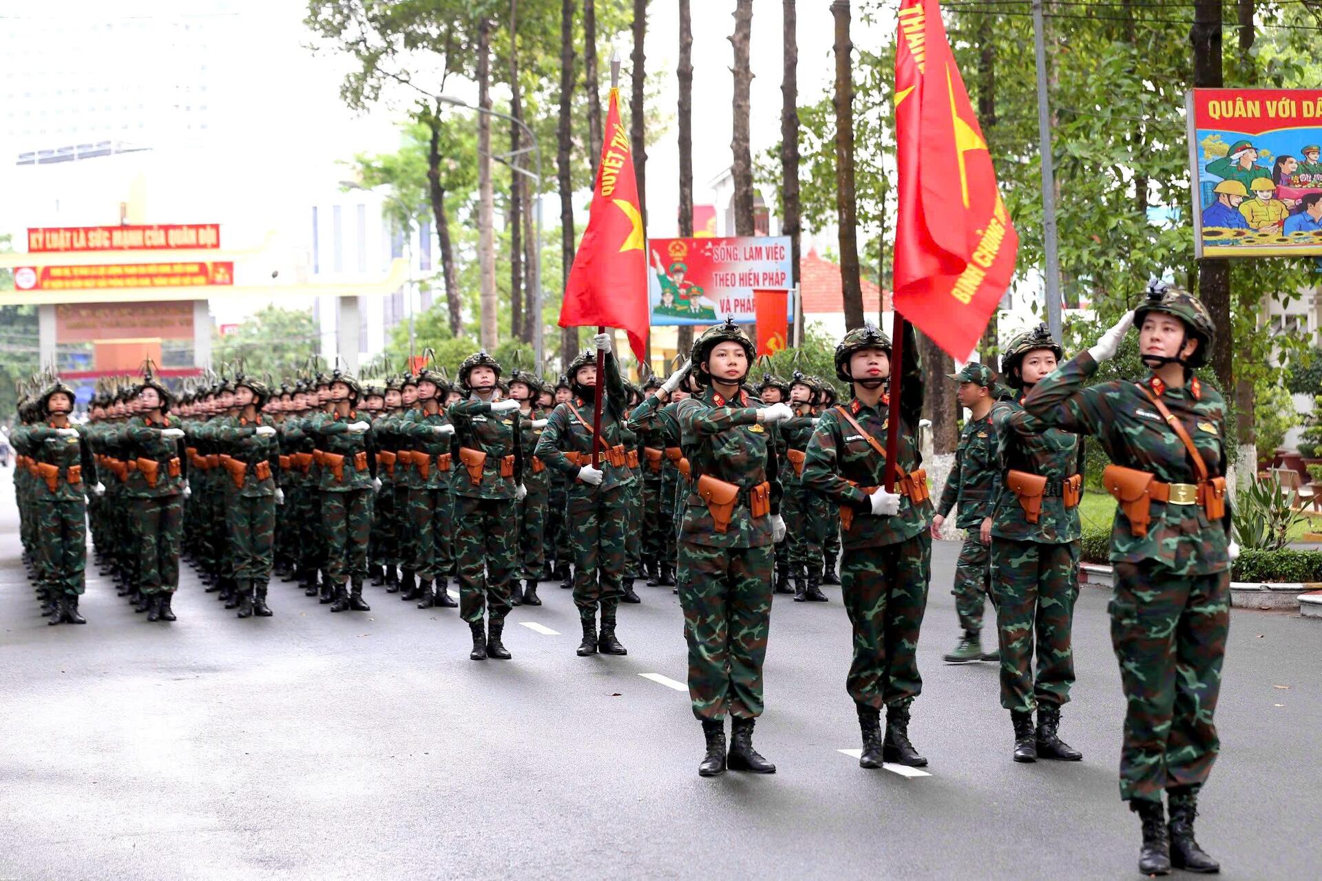 Nữ quân nhân tập luyện bền bỉ cho Lễ diễu binh 30 / 4 - Ảnh 1.