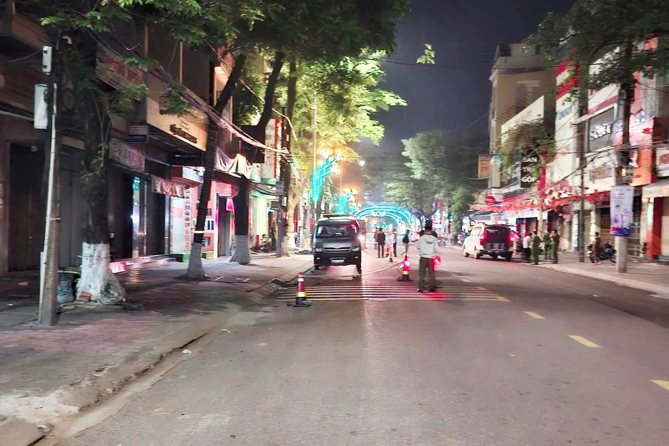 Nhóm thanh niên truy sát, chém chết người giữa trung tâm TP Quảng Ngãi- Ảnh 1. Nhóm thanh niên truy sát, chém chết người giữa trung tâm TP Quảng Ngãi- Ảnh 1.