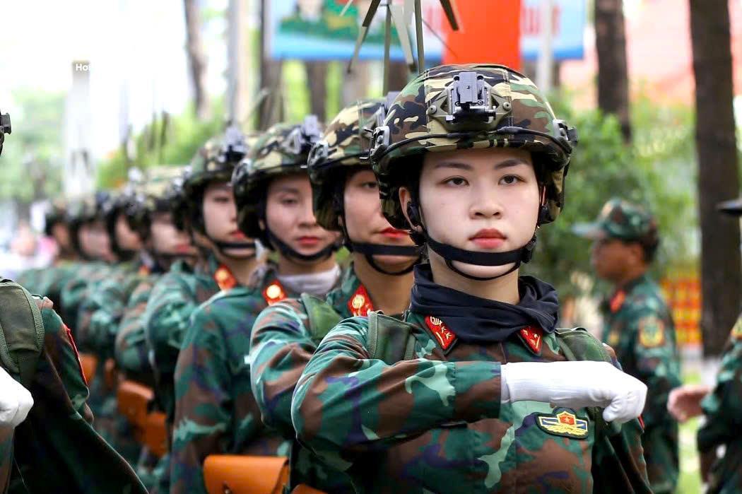 Nữ quân nhân tập luyện bền bỉ cho Lễ diễu binh 30 / 4 - Ảnh 5.