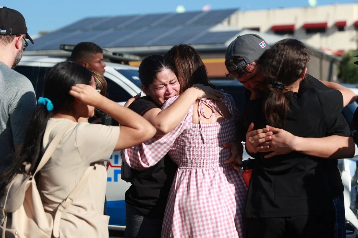 113 người bao gồm cả ca sĩ nổi tiếng thiệt mạng trong vụ sập m&aacute;i hộp đ&ecirc;m, người th&acirc;n kh&oacute;c ngất b&ecirc;n bảng danh s&aacute;ch &ldquo;tử thần&rdquo;- Ảnh 7.