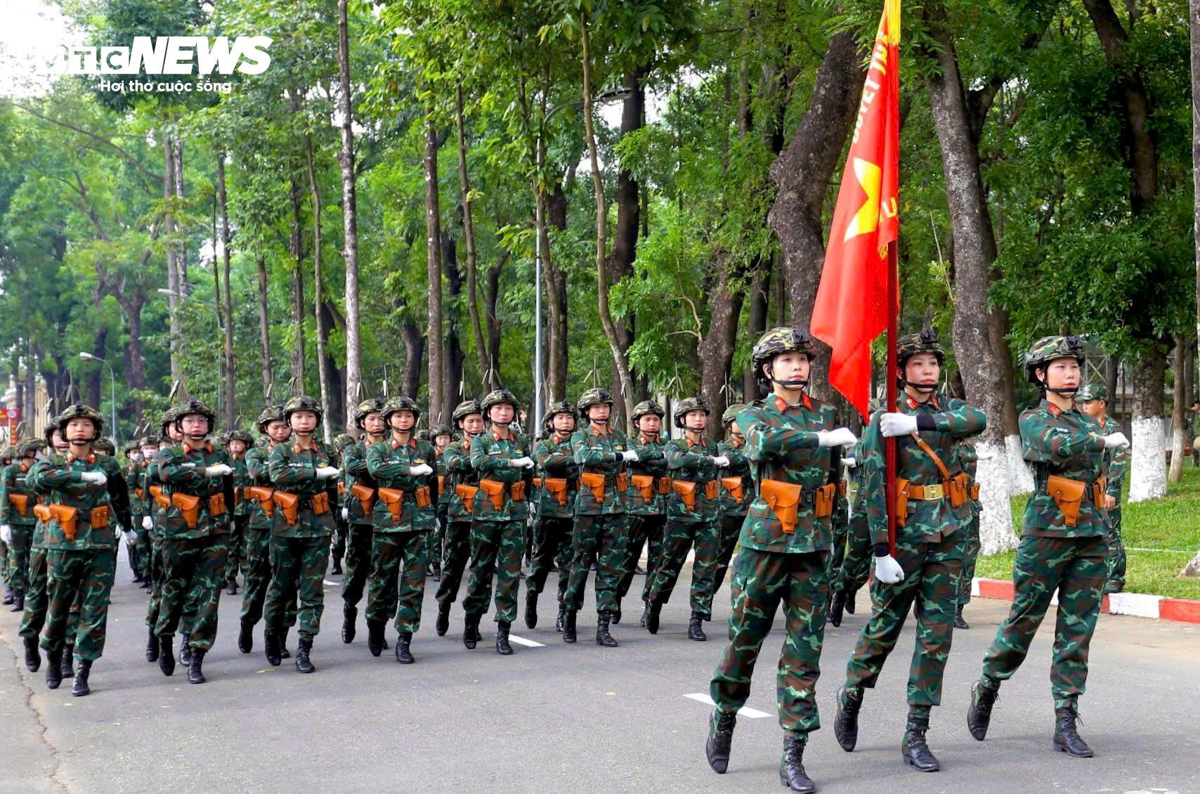 Nữ quân nhân tập luyện bền bỉ cho Lễ diễu binh 30 / 4 - Ảnh 9.