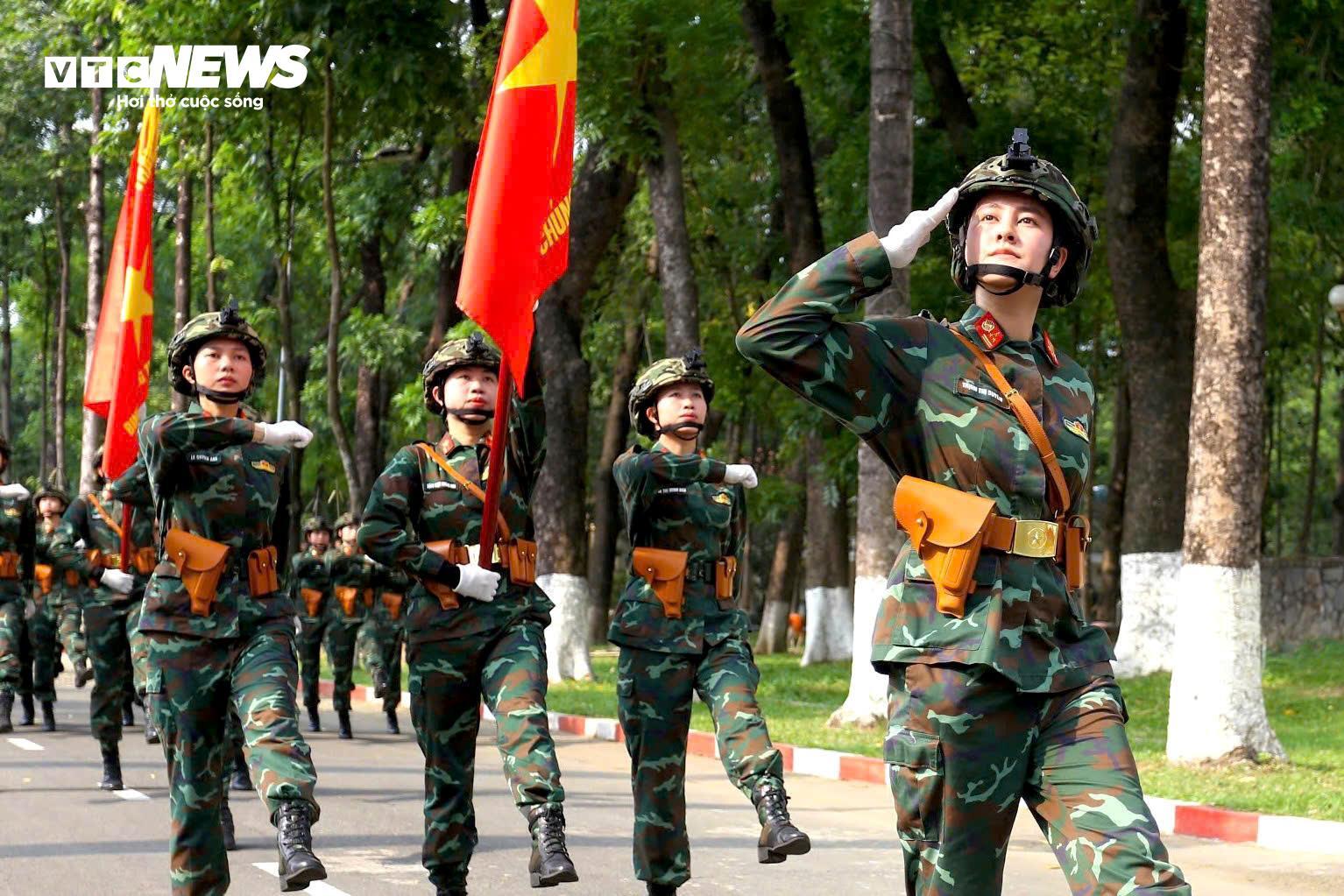 Nữ quân nhân tập luyện bền bỉ cho Lễ diễu binh 30 / 4 - Ảnh 2.