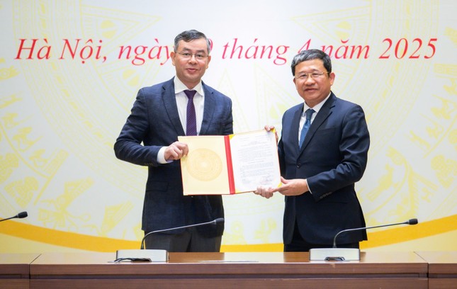 C&ocirc;ng bố Quyết định c&ocirc;ng t&aacute;c c&aacute;n bộ của Bộ Ch&iacute;nh trị tại Quốc hội - Ảnh 1.