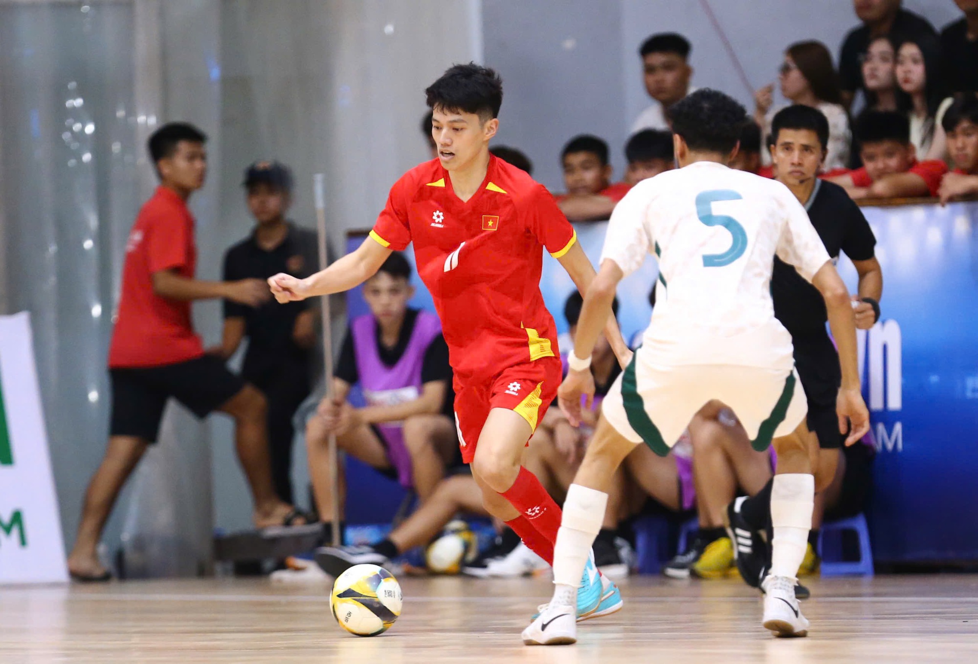 Tuyển Thái Lan thua ngược đội hạng 8 FIFA, ngậm ngùi mất ngôi đầu bảng giải quốc tế - Ảnh 2.