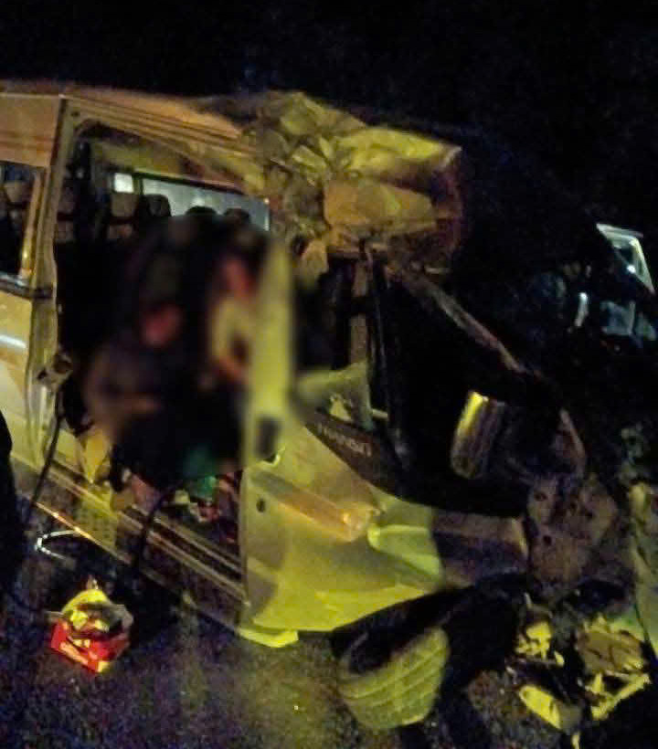 Xe 16 chỗ tông vào xe tải trên đường Hồ Chí Minh qua thanh hóa - Ảnh 1. Xe 16 chỗ tông vào xe tải trên đường Hồ Chí Minh qua thanh hóa - Ảnh 1.