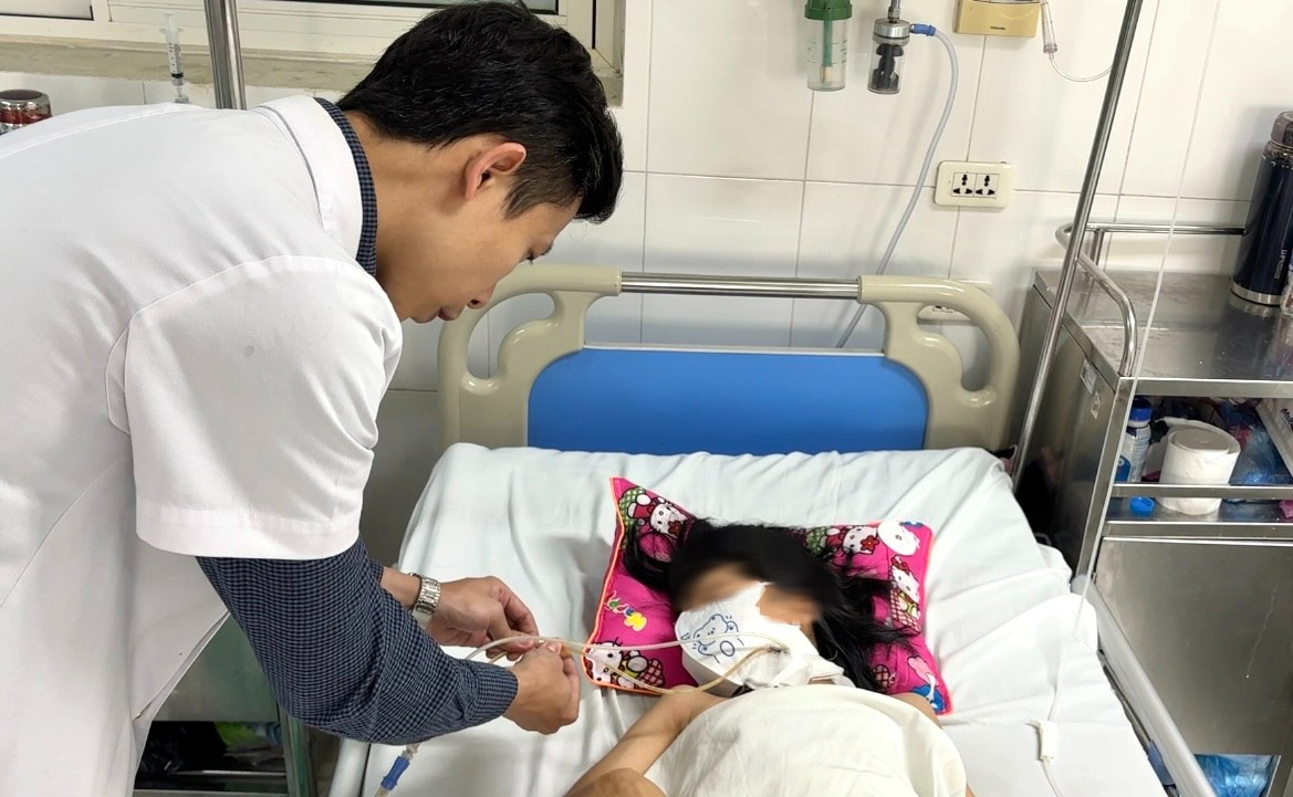 B&eacute; g&aacute;i 11 tuổi bị ch&oacute; cắn thủng thực quản: Nguy hiểm từ ch&oacute; cắn trẻ em - Ảnh 1.