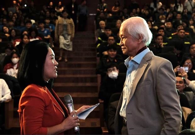 Nhân chứng kể lại khoảnh khắc xe tăng 390 húc đổ cổng Dinh Độc Lập - Ảnh 3.