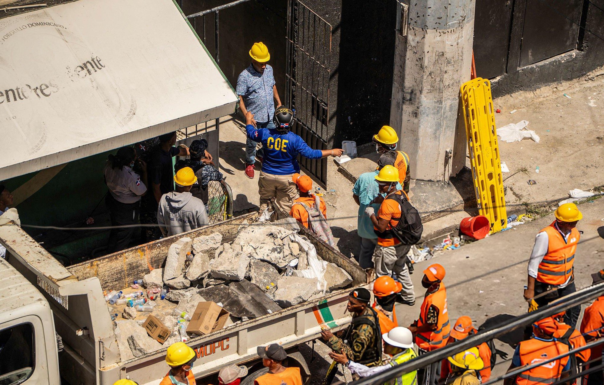 113 người bao gồm cả ca sĩ nổi tiếng thiệt mạng trong vụ sập m&aacute;i hộp đ&ecirc;m, người th&acirc;n kh&oacute;c ngất b&ecirc;n bảng danh s&aacute;ch &ldquo;tử thần&rdquo;- Ảnh 3.