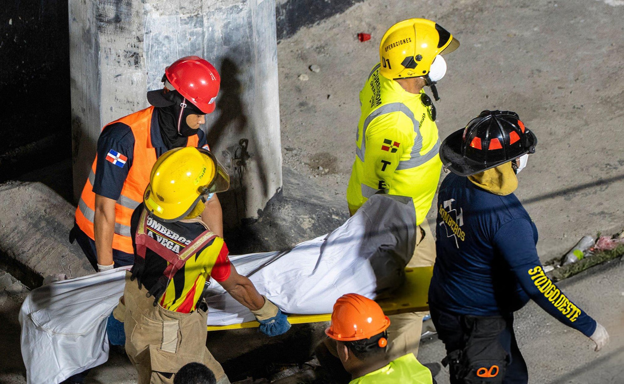 113 người bao gồm cả ca sĩ nổi tiếng thiệt mạng trong vụ sập m&aacute;i hộp đ&ecirc;m, người th&acirc;n kh&oacute;c ngất b&ecirc;n bảng danh s&aacute;ch &ldquo;tử thần&rdquo;- Ảnh 4.