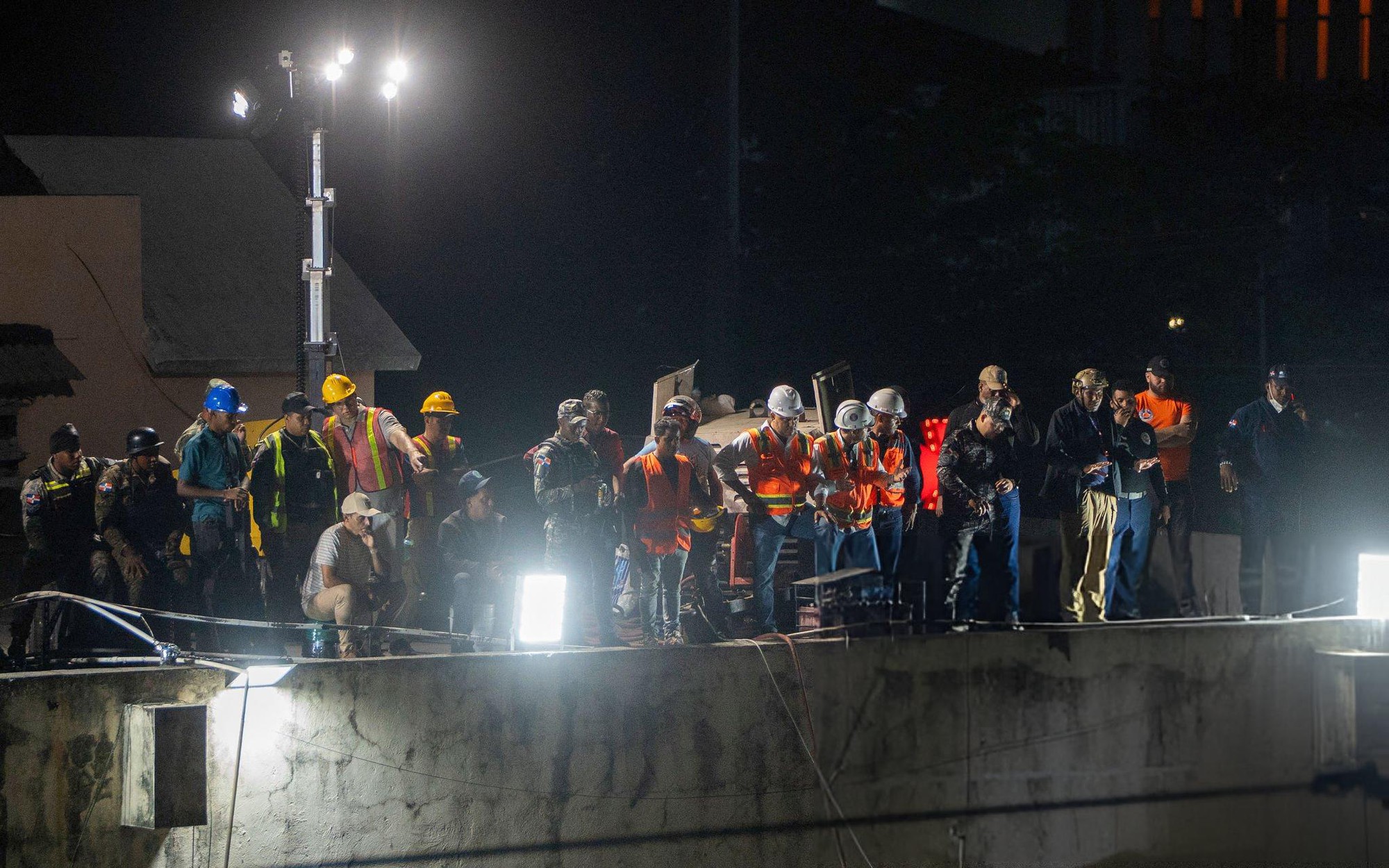 113 người bao gồm cả ca sĩ nổi tiếng thiệt mạng trong vụ sập m&aacute;i hộp đ&ecirc;m, người th&acirc;n kh&oacute;c ngất b&ecirc;n bảng danh s&aacute;ch &ldquo;tử thần&rdquo;- Ảnh 5.