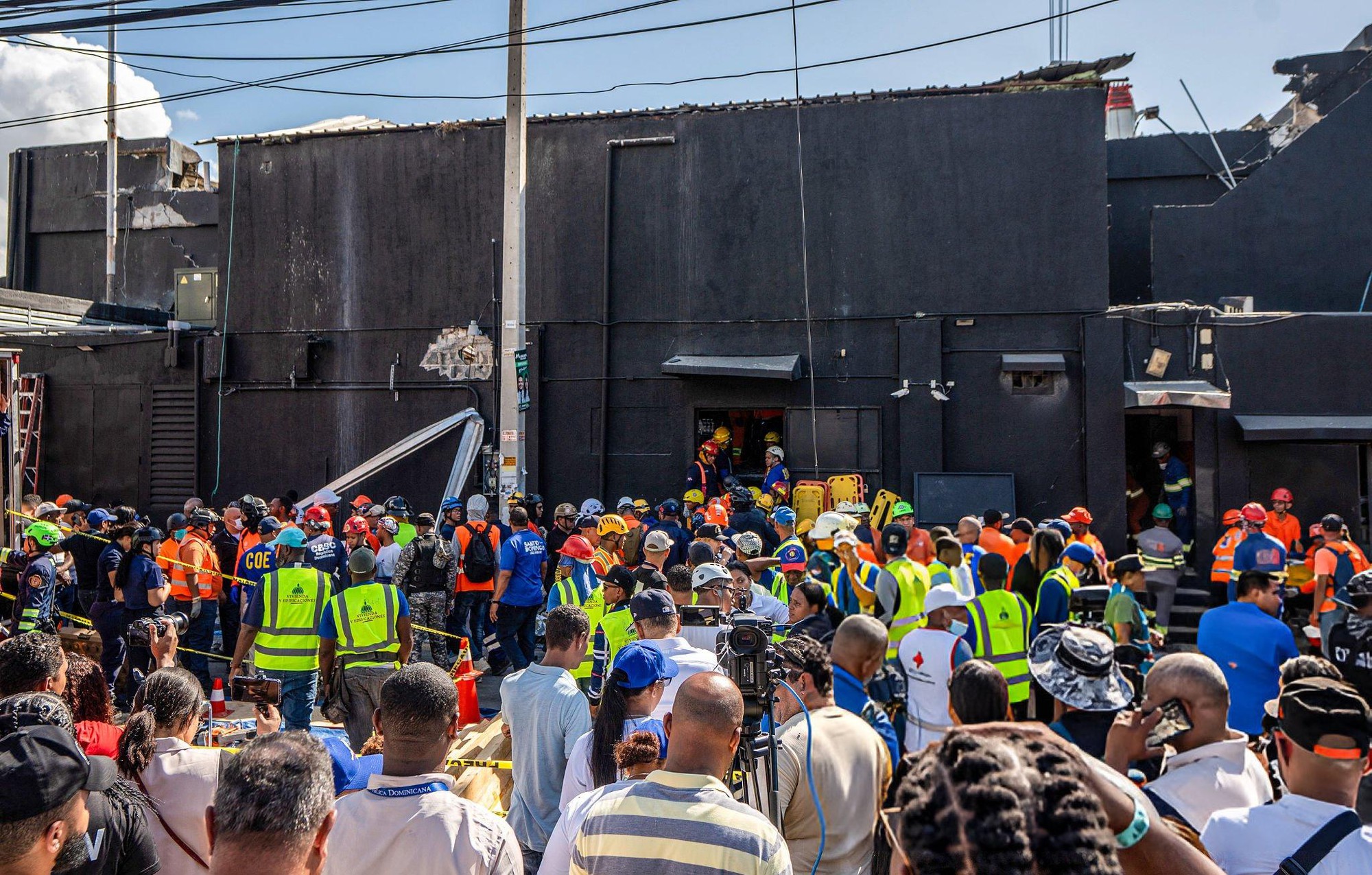 113 người bao gồm cả ca sĩ nổi tiếng thiệt mạng trong vụ sập m&aacute;i hộp đ&ecirc;m, người th&acirc;n kh&oacute;c ngất b&ecirc;n bảng danh s&aacute;ch &ldquo;tử thần&rdquo;- Ảnh 2.