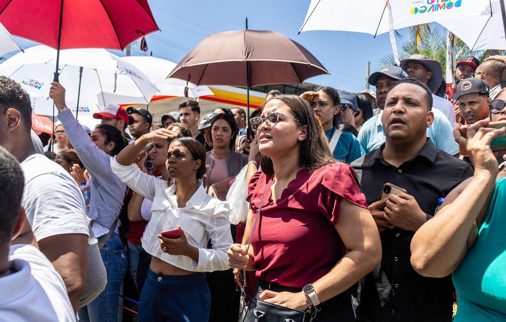 113 người bao gồm cả ca sĩ nổi tiếng thiệt mạng trong vụ sập m&aacute;i hộp đ&ecirc;m, người th&acirc;n kh&oacute;c ngất b&ecirc;n bảng danh s&aacute;ch &ldquo;tử thần&rdquo;- Ảnh 6.