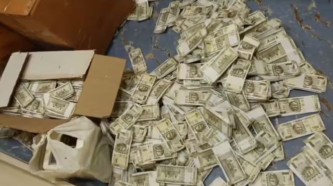 Đột k&iacute;ch ng&ocirc;i nh&agrave; cho thu&ecirc;, ph&aacute;t hiện h&agrave;ng xấp "tiền mặt" v&agrave; sự thật bất ngờ - Ảnh 1.