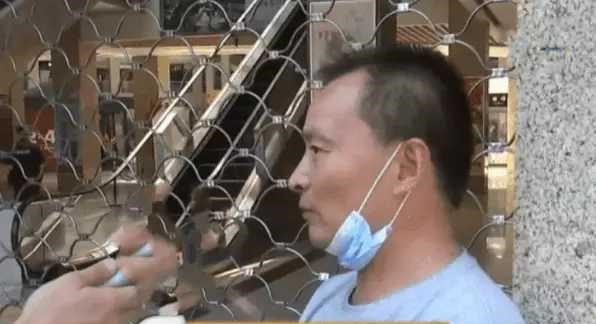 Ăn buffet hải sản 250.000 đồng/người, 2 người đ&agrave;n &ocirc;ng nhập viện trong đ&ecirc;m, nh&agrave; h&agrave;ng từ chối bồi thường: &ldquo;Do c&aacute;c anh ăn qu&aacute; nhiều&rdquo;- Ảnh 2.