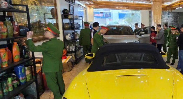 Khởi tố 63 bị can trong đường dây cờ bạc ngàn tỉ do "doanh nhân thành đạt" cầm đầu- Ảnh 1. Khởi tố 63 bị can trong đường dây cờ bạc ngàn tỉ do "doanh nhân thành đạt" cầm đầu- Ảnh 1.