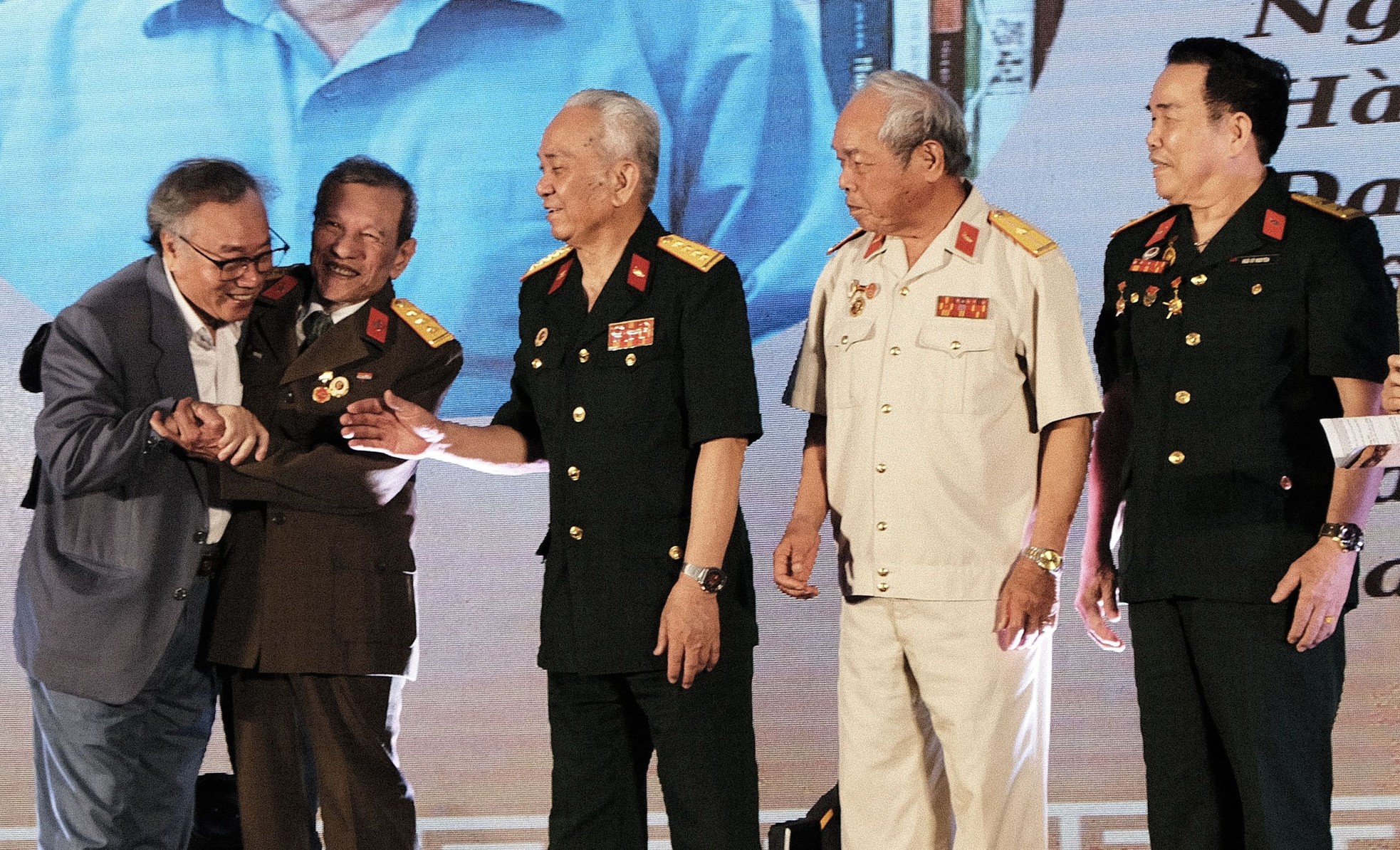 Nhân chứng kể lại khoảnh khắc xe tăng 390 húc đổ cổng Dinh Độc Lập - Ảnh 1.