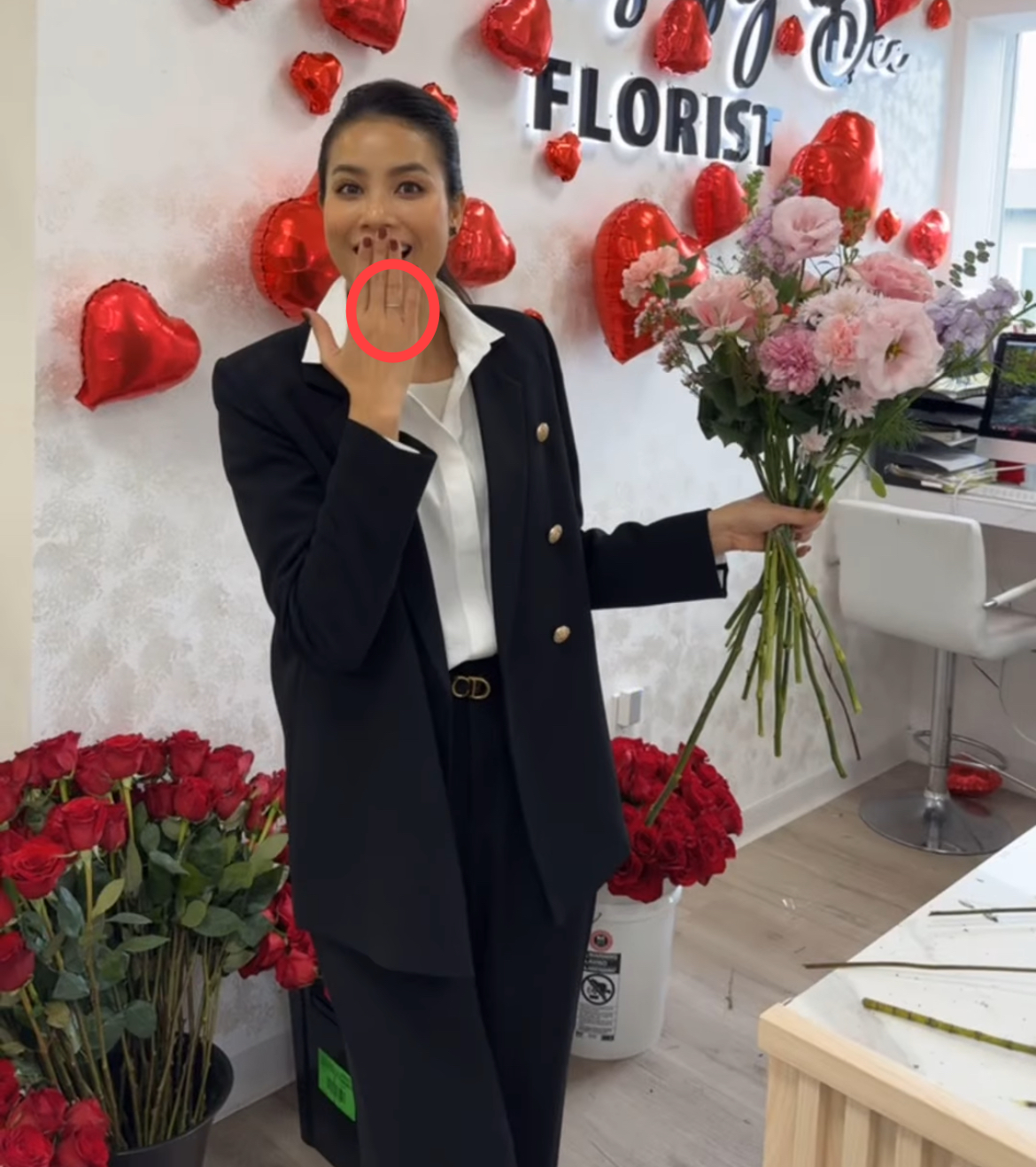 Giữa loạt tin đồn về chuyện hôn nhân với đại gia, Phạm Hương có 1 thay đổi lạ gây xôn xao- Ảnh 5. Giữa loạt tin đồn về chuyện hôn nhân với đại gia, Phạm Hương có 1 thay đổi lạ gây xôn xao- Ảnh 5.