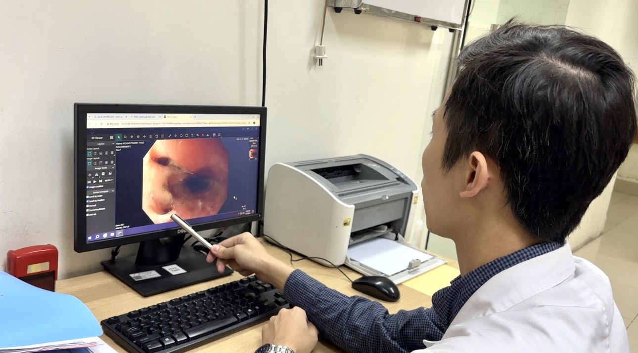 B&eacute; g&aacute;i 11 tuổi bị ch&oacute; cắn thủng thực quản: Nguy hiểm từ ch&oacute; cắn trẻ em - Ảnh 2.